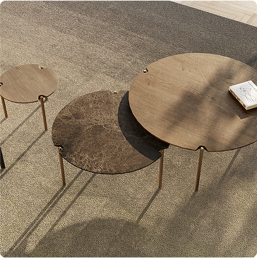 Set di tavolini rotondi in legno e metallo dal design minimale