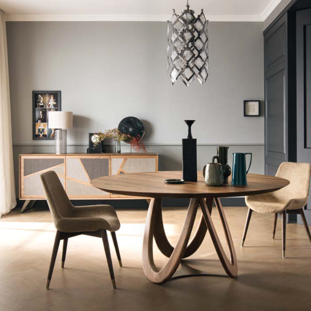 Sala da pranzo con tavolo rotondo in legno e madia di design