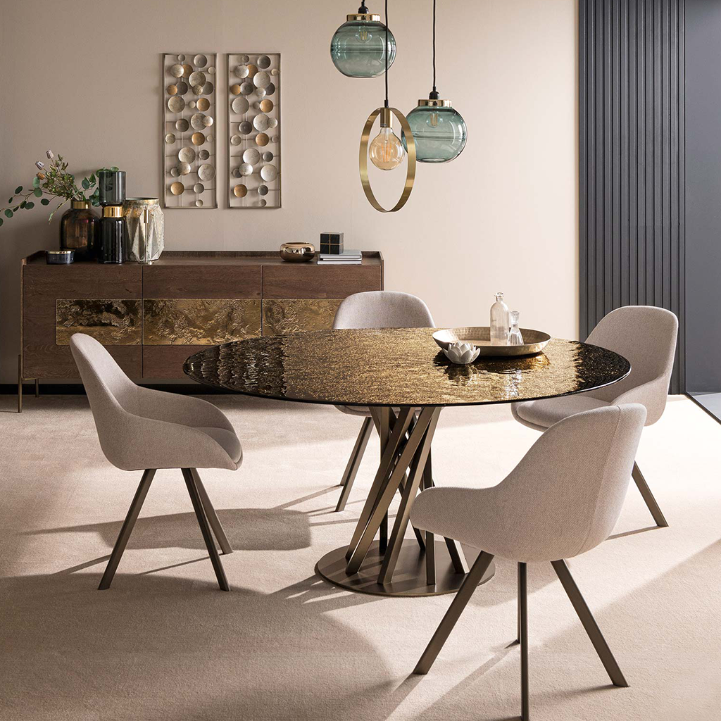 Sala da pranzo con tavolo di design e madia in legno
