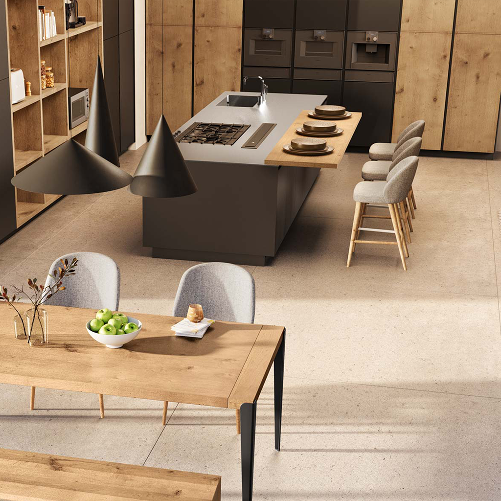 Cucina moderna con isola e tavolo in legno in primo piano