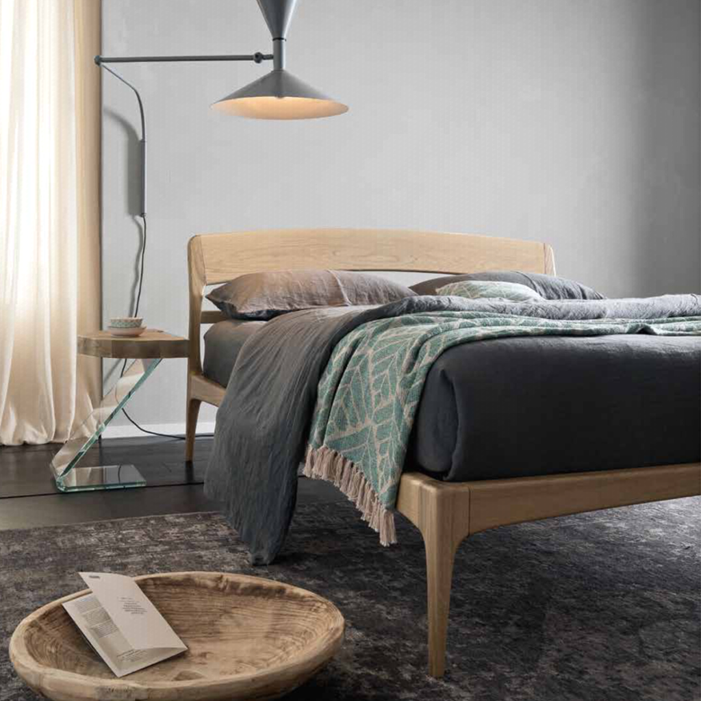 Camera da letto con letto in legno e arredi moderni
